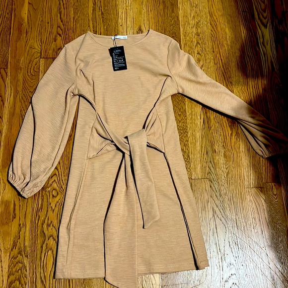Adorable tan dress for fall and winter - Picture 1 of 3